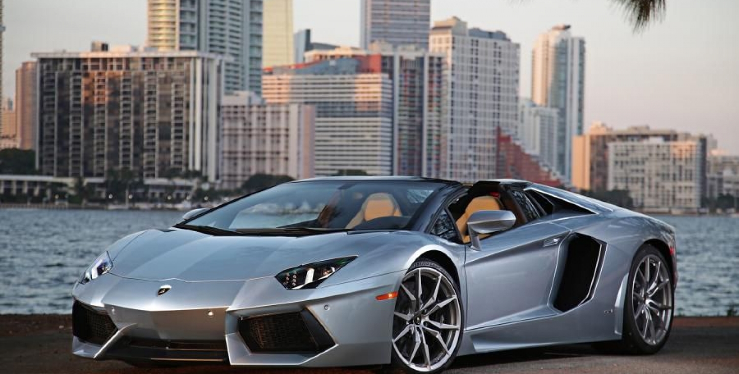 Rent a Aventador Spyder, a rental LR MC